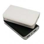 Power Bank de plástico resistente, com 3 baterias internas , com leds azuis que indicam a o nível da bateria, com lanterna e cabo USB. Medida total (CxCxE): 10.2 x 15.5 x 2.3 cm