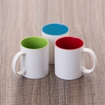 Caneca de cerâmica 350ml branca com parte interna colorida. Medidas aproximadas para gravação (CxL): 9 cm x 7 cm Tamanho total aproximado (CxL): 9,6 cm x 11,7 cm x 26,2 cm