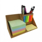 Bloco de anotações ecológico com post-its (aproximadamente 50), marcadores de página coloridos (aproximadamente 25) e porta canetas. Bloco nas cores verde, azul, vermelho e amarelo com aproximadamente 500 folhas (Cada com aproximadamente 125 folhas); Obs: Canetas não vão com o bloco. Medidas para gravação (lados do cubo) (CxL): 9,2 cm x 9,0 cm Tamanho total (CxL): 18,3 cm x 8,8 cm