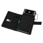 Caderno com carregador power bank. Capa confeccionada em Poliuretano e Poliester com fecho magnético e plaquinha preto fosco para personalização; divisórias para cartões ; para abrir p suporte USB do carregador basta apertar o botão para levantá-lo, possui botão power na lateral do suporte para ligar ou desliga, power bank de 4000mAh com indicador led de bateria; bolso para celular com divisórias para documentos; suportes elásticos para canetas; bloco de anotações com capa emborrachada, possui aproximadamente 64 folhas. Verso do bloco com suporte para encaixar o celular enquanto é carregado com o power bank. Acompanha cabo USB. Medidas aproximadas para gravação (CxD): 2,9 cm x 4,9 cm Tamanho total aproximado (CxD): 23 cm x 18,4 cm x 3,5 cm